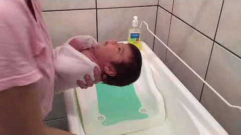 Quanto tempo o bebê toma banho na banheira?