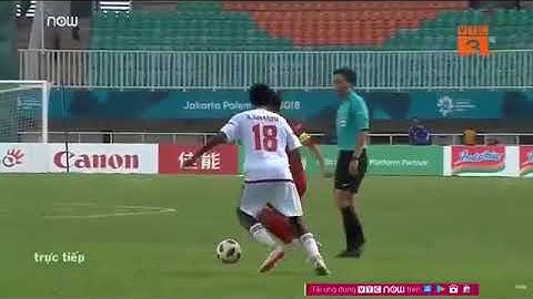Banh chạm tay cầu thủ UAE trước mặt trọng tài người Hàn Kim Dae-young