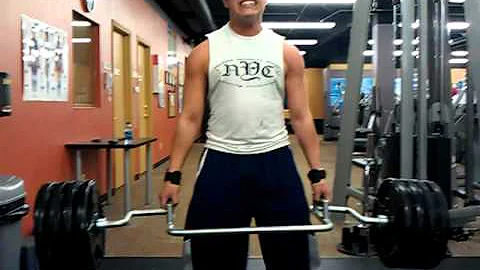 Steven vuong deadlifting 405 pounds.