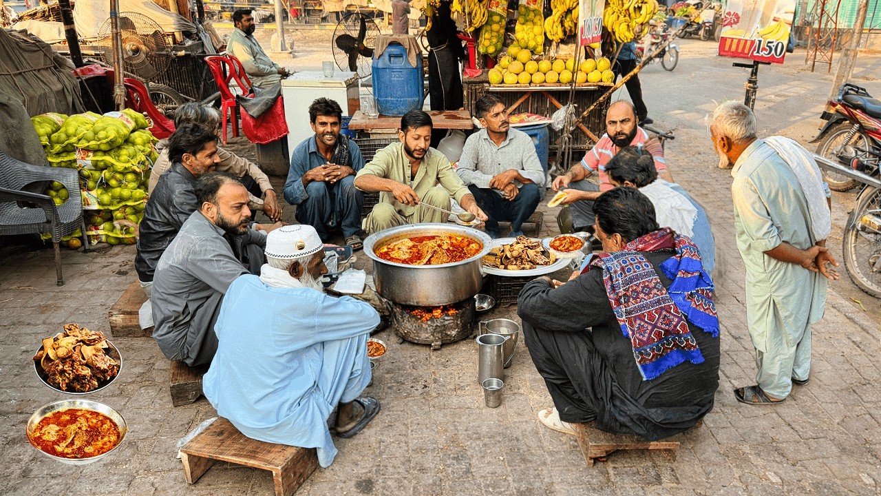 CRAZE ALERT! PAKISTANI 🤤 SIRI PAYE BREAKFAST FOR JUST 30 RS! | LAHORE'S OLDEST DELICIOUS STREET FOOD