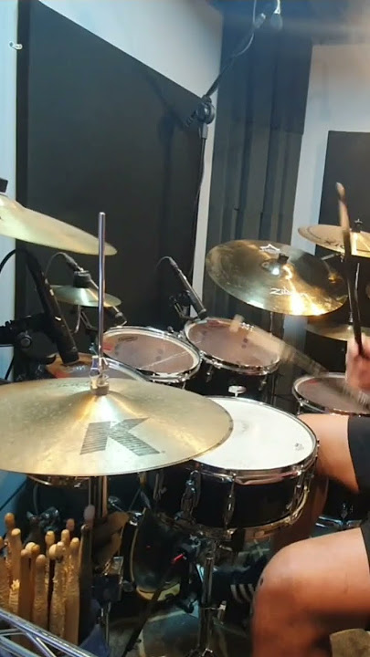 Radio Gaga - Queen #radio #queen #freddiemercury #freddy #rock #liveaid #drummer #rogertaylor