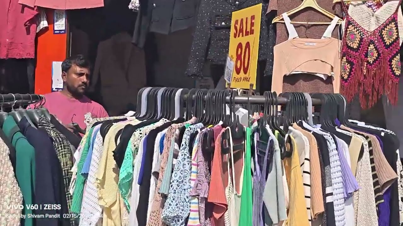 सरोजिनी नगर मेट्रो स्टेशन के बाहर कपड़ों की सेल । बहुत ही सस्ते दाम की सेल मात्र 50 रुपए से शुरू।👈👈👈