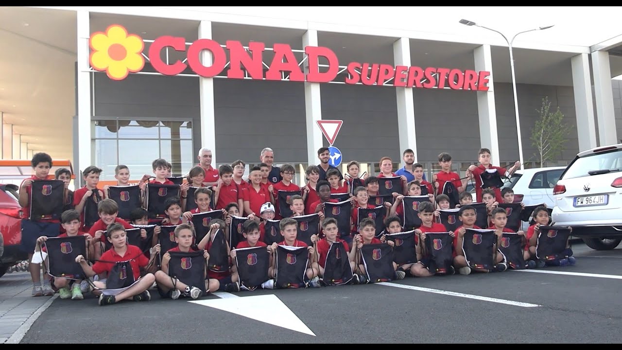 Il conad superstore di Sorbolo consegna le sacche personalizzate alla squadra AC Sorbolo ASD