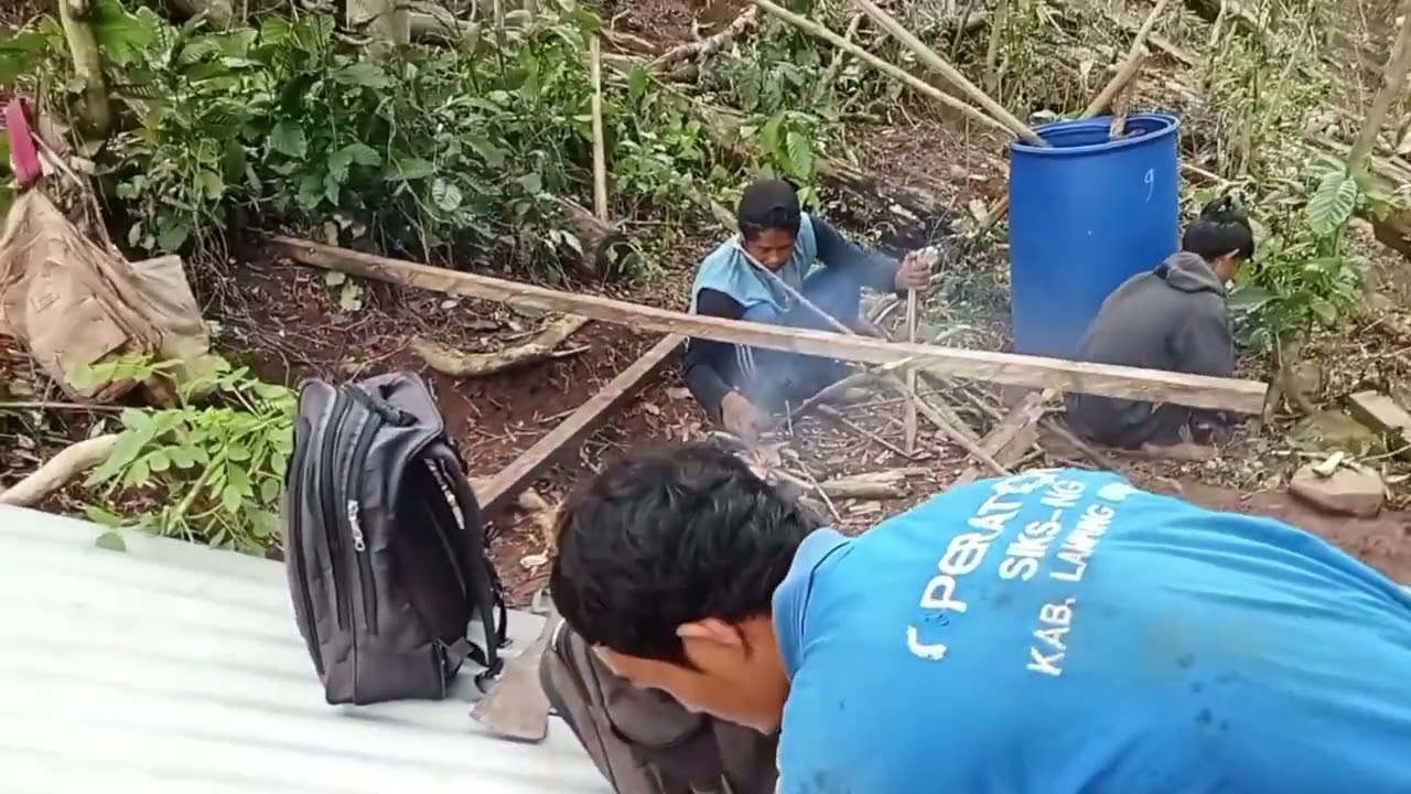 Jelajah sepanjang lereng gunung perkampungan  sungai dan lebah sangat mengagumkan