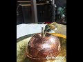 медное яблоко на золотом блюдце
