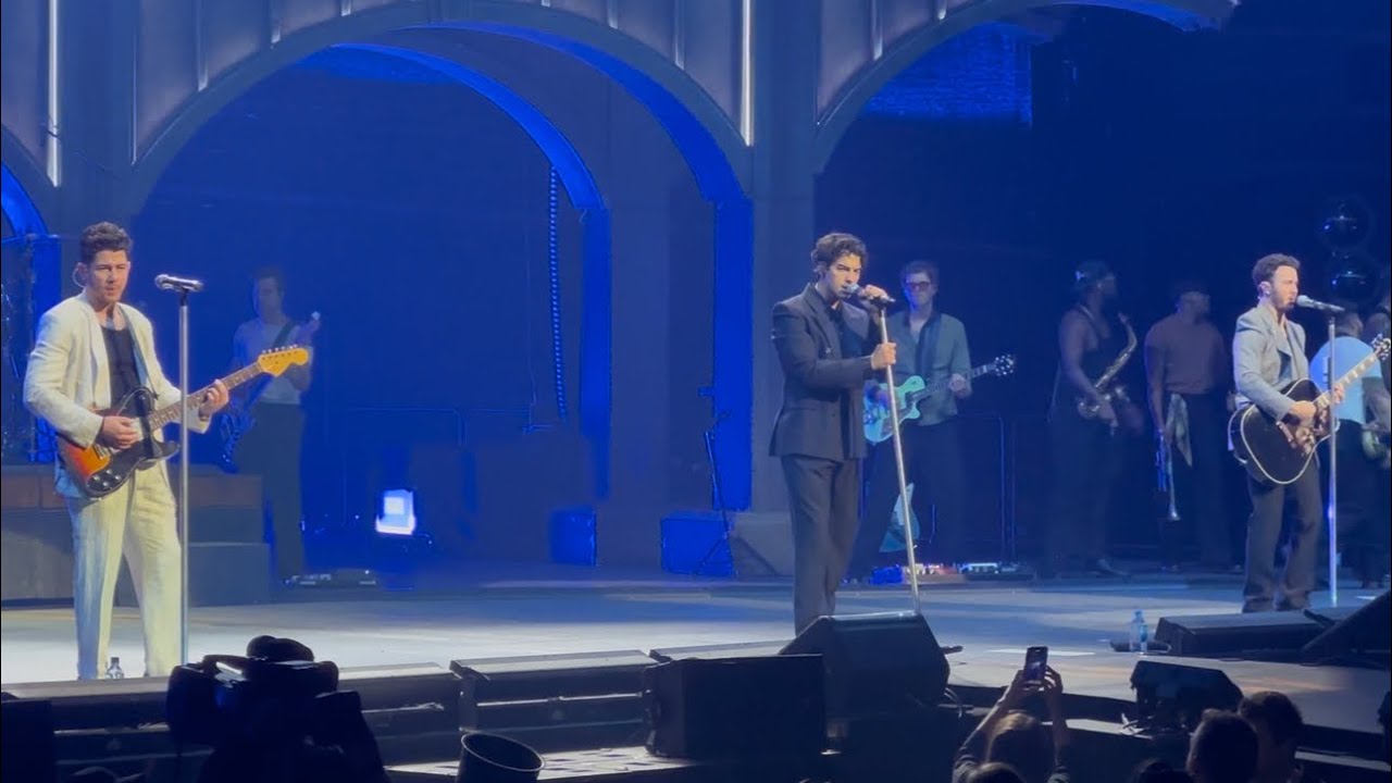 Jonas Brothers - Backwards - Indianapolis, IN - YouTube