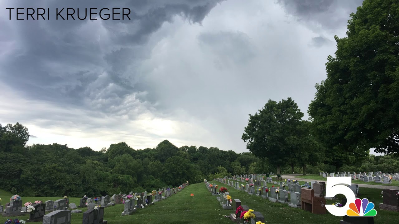 Storms moving into the St. Louis area Tuesday evening - YouTube