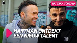 Touzani stapt bij QUILINDSCHY HARTMAN in de spelersbus ⚽️ | TIKI TAKA TOUZANI #3 | NPO 3 TV