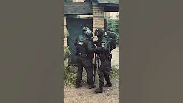 СОБР штурмует здание в котором засел вооруженный бандит.