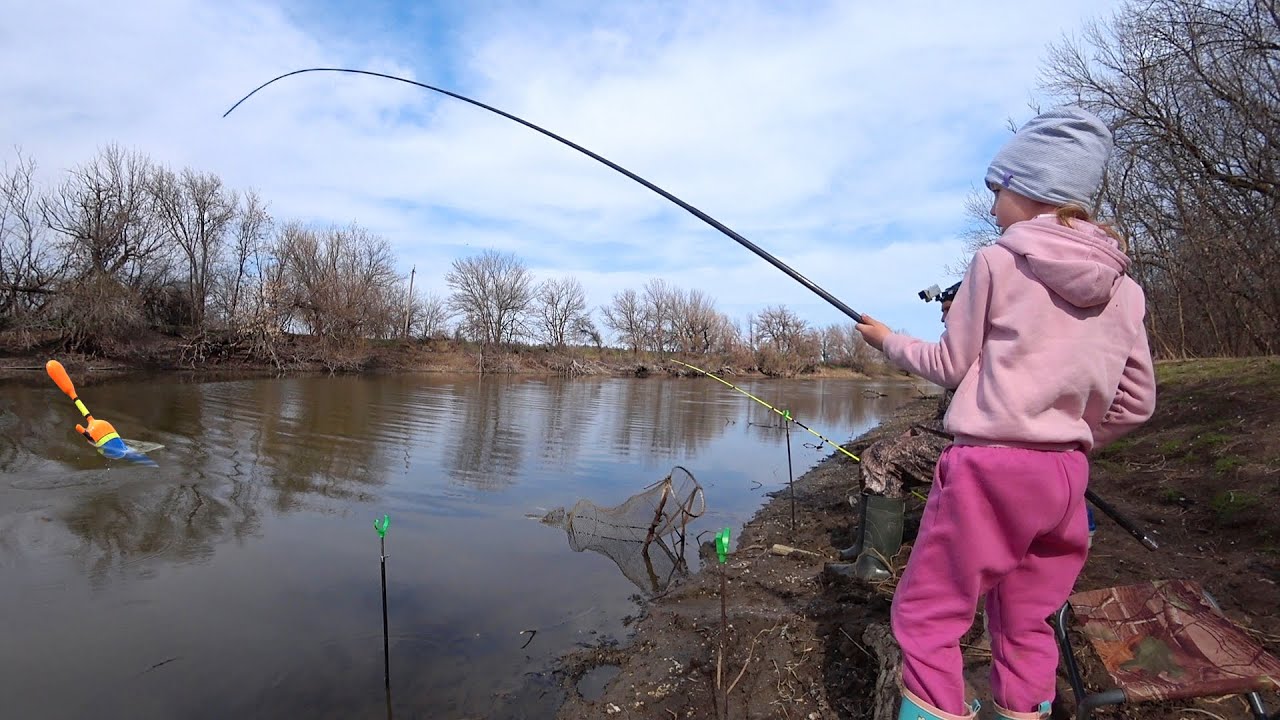 РЕБЕНОК ТЯГАЕТ РЫБУ БОЛЬШЕ РЫБАКОВ. Рыбалка на поплавочную удочку и донку. Рыбалка на поплавок