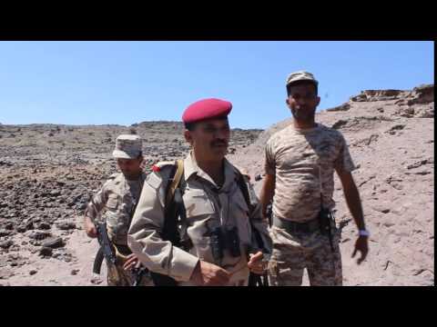 قائد محور تعز اللواء الركن خالد فاضل خلال تفقده مواقع الجيش الوطني والمقاومة