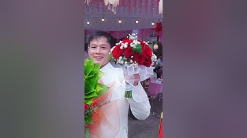 Đội bê tráp đang trao mâm