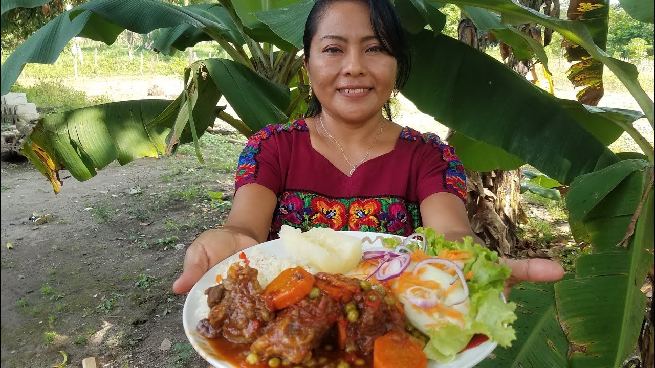 Estofado de costilla de res. Estrenando güipil en mi cumpleaños 😍🤩