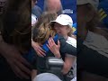 Maratona di Boston, Chelsea Clinton taglia il traguardo e abbraccia papà Bill e mamma Hillary