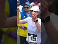 Maratona di Boston, Chelsea Clinton taglia il traguardo e abbraccia papà Bill e mamma Hillary