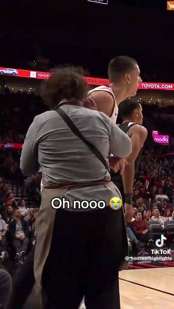 She can’t catch a break #hoodnews #basketball #server #tylerherro #miamiheat #ballislife #omg #how
