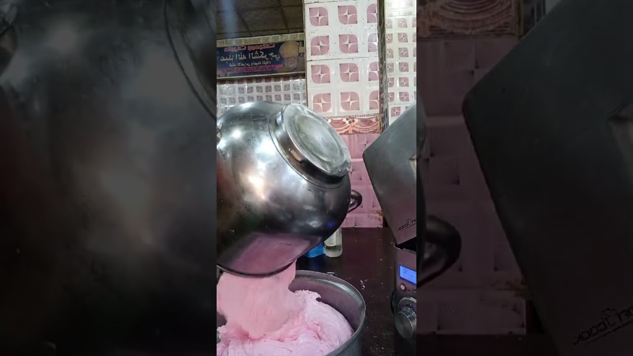 عمل كيكه من بداية العجن إلى التحشيه و التزيين.        من ارشيفاتي