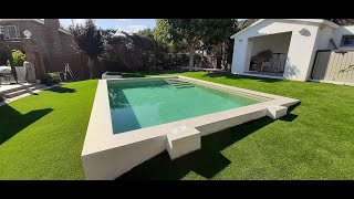 Instalación de césped artificial en un jardín de Sevilla la Nueva , Madrid