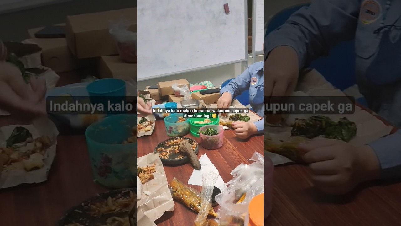 Makan bersama 😁 #shorts #dailyvlog #travelgirl #travelvlog #makanbersama #makan #tempatkerja #reels