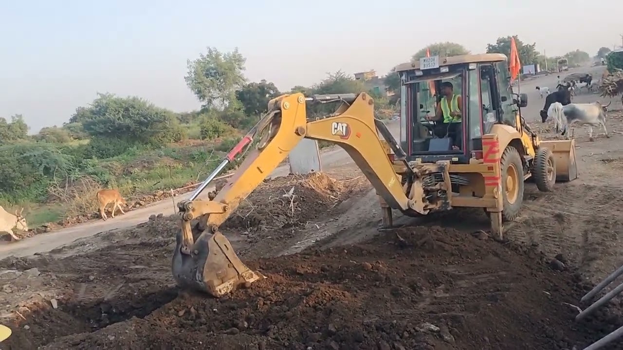 Cat machine Miller jaane ke liye road banaa rahi hai |