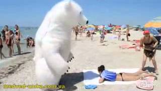Парень, переодетый в белого медведя пугает девушек на пляже(, 2013-08-16T12:58:22.000Z)