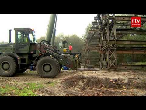 Militairen bouwen baileybrug bij kazerne in Havelte