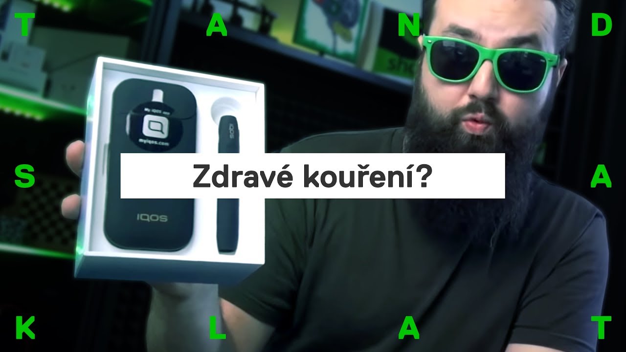 Malá blondýnka kouření