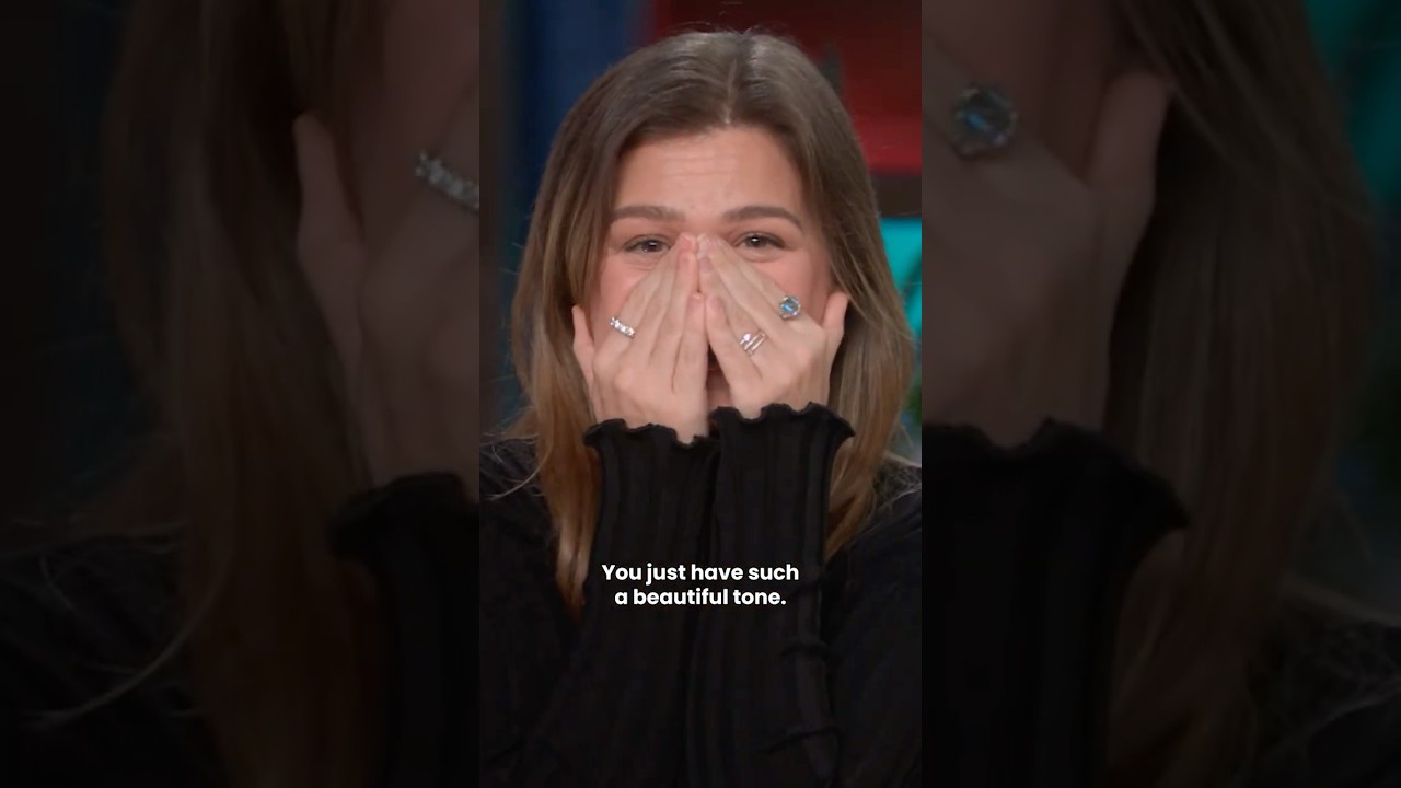 Toni Braxton Serenades Kelly Clarkson!!