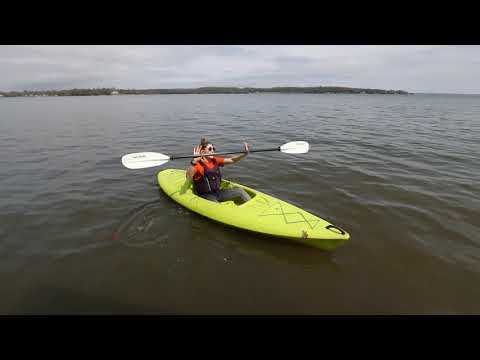 How to Properly Hold a Kayak Paddle