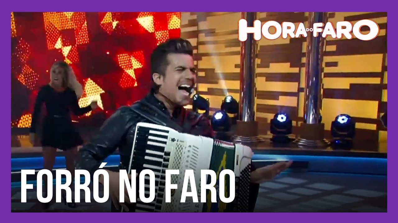 Luan Estilizado canta sucesso no palco do Hora do Faro