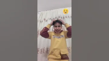 بتقول لي العب لي في شعري بصراحه حركت مشاعري 