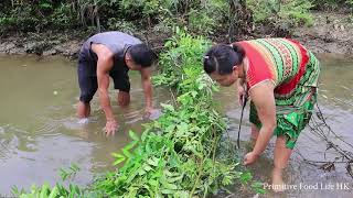 Survival skills: Primitive Used Stone Hunting Fish In River - Skills Fishing By Hand