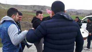 Düğünde Yol Kesi̇p Davul Geti̇rtmek Ve Halay