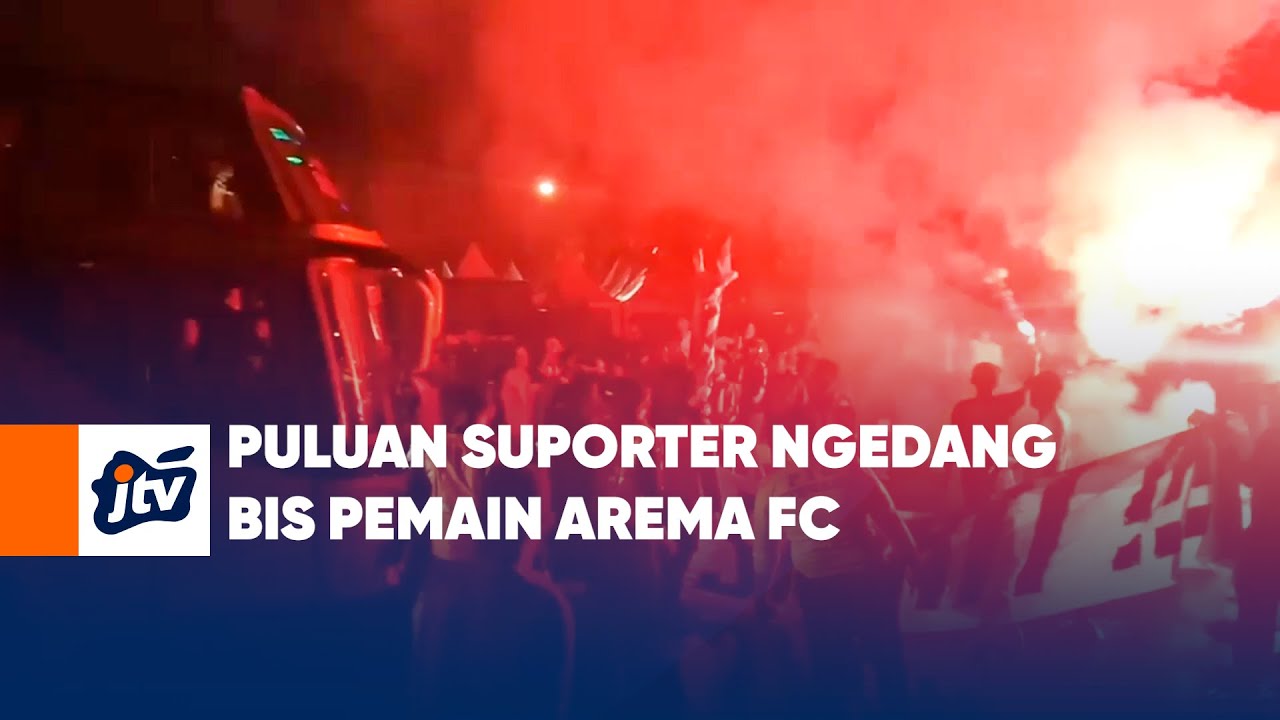 Puluan Suporter Ngedang Bis Pemain Arema FC