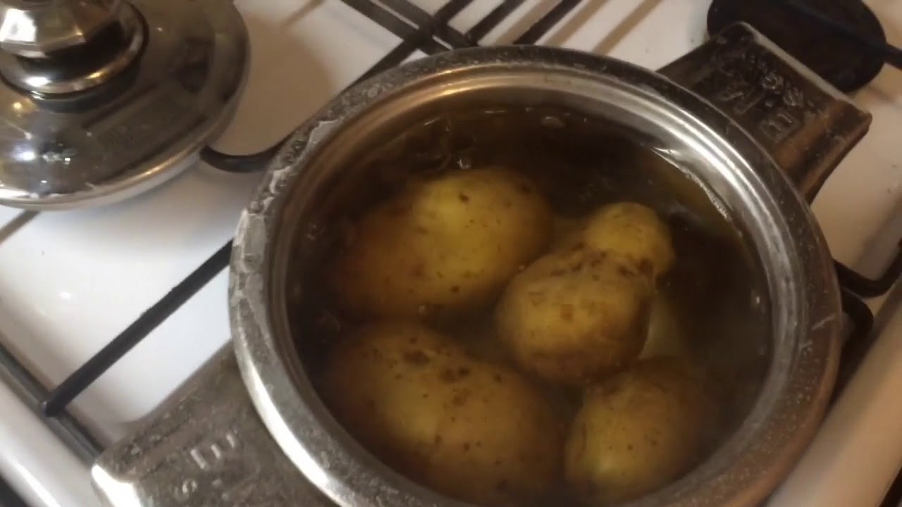 Отваривая картофель клубни опускайте в уже кипящую. Мультиварка картошка в мундире. Картошка в мундире в скороварке\. Вилка для картофеля в мундире. Как варить картошку в мундире в мультиварке.