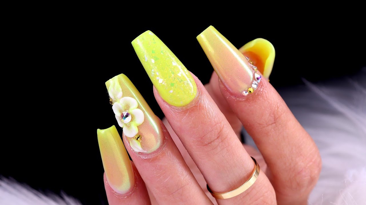 Uñas amarillas neon difuminadas con 3D y swarovski - thptnganamst.edu.vn