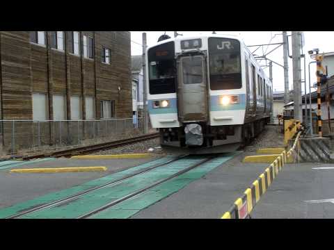 島内で行違う特急あずさ3号と普通列車