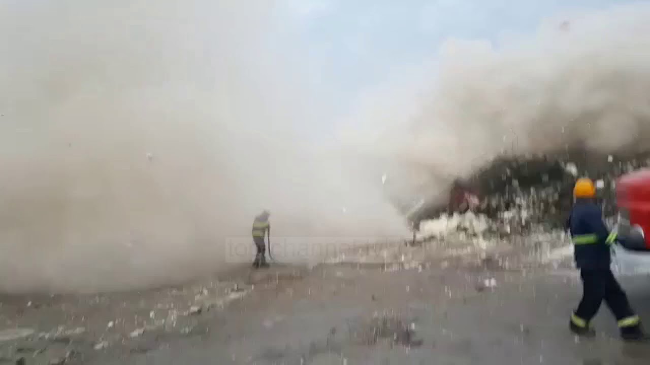 Po punonin për shembjen e shkollës/ Ndërtesa rrëzohet papritur, rrezikoi jetën e punëtorëve