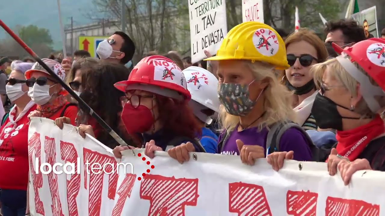 Manifestazione No Tav 25 aprile: la testa del corteo verso i mezzi della polizia