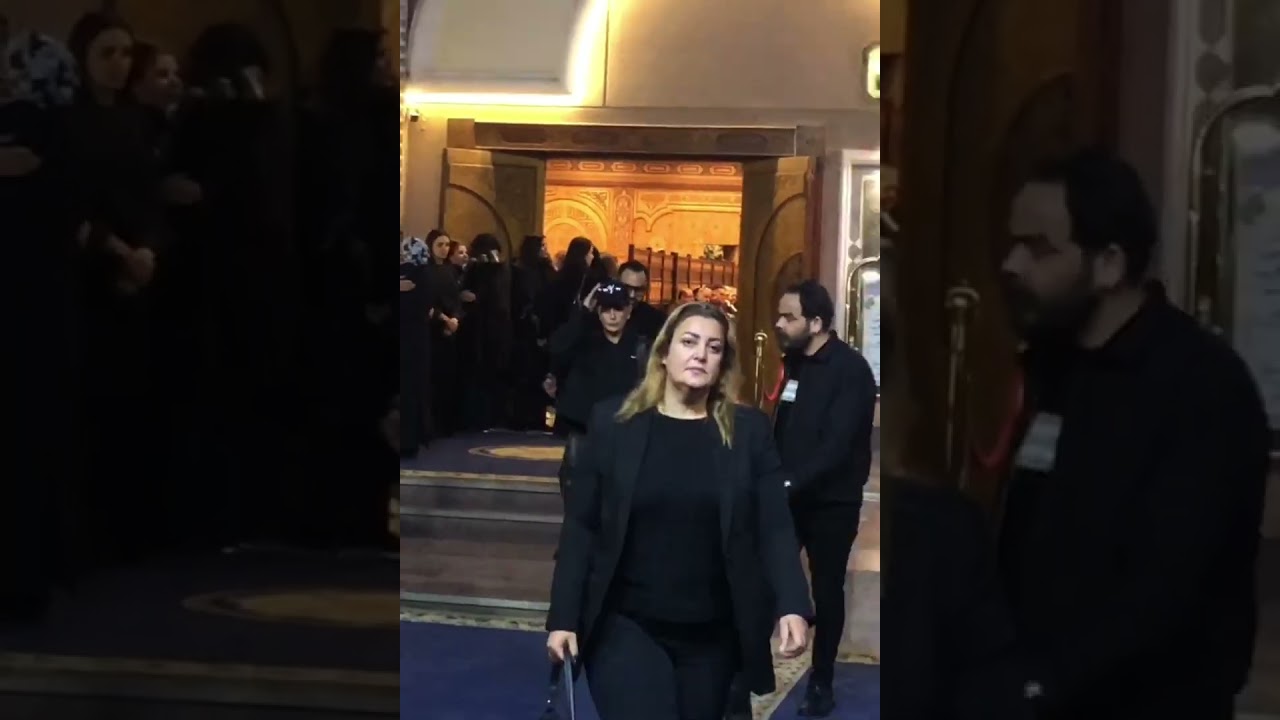 العوضي و دينا وغادة عبدالرازق ونجوم الفن يساندون مي عمر في انهـ. ـيارها في عـ.  ـزاء والدها 💔 