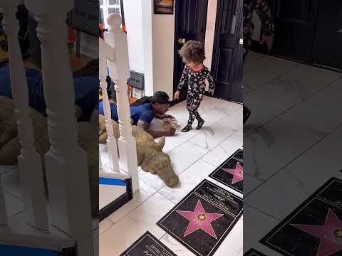 أب يتسلل للحصول على طعام لذيذ لكن ابنه يمسكه