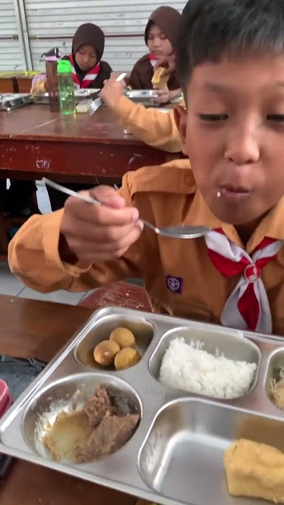 Alhamdulillah , hari ini anak anak bisa makan daging gratis 🤲😇 #makangratis #prabowo  #kuliner