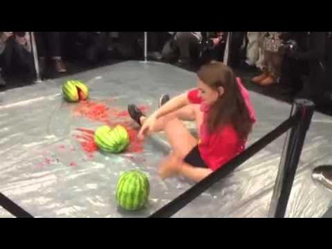 Грудь арбузы. Ломает арбуз. Ломает арбуз. Ломает арбуз. Мальчик ест арбуз.