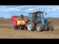 Возделывание картофеля в Беларуси: Трактор МТЗ 82 производит посадку клубней сеялкой Grimme