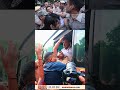 രാഹുൽ ഗാന്ധിയെ കാലിലും കയ്യിലും പിടിച്ച് തൂക്കിയെടുത്ത് പൊലീസ്, ബലപ്രയോഗത്തിൽ രാഹുലിന് പരിക്ക്