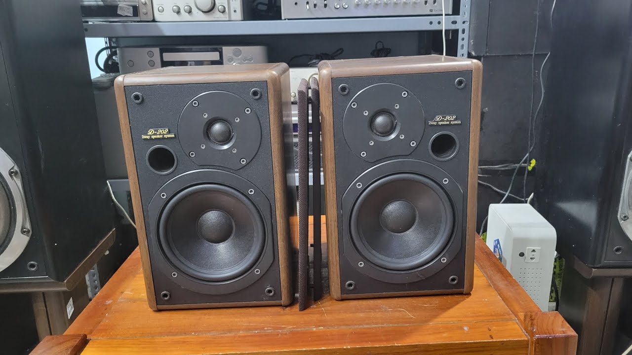 Onkyo D-202 speakers with bright treble and soft bass, perfect for