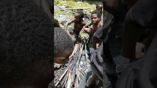 memasak bersama anak anak padalaman Papua di pinggir sungai #tni #puncakjaya #papua