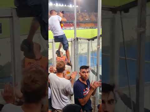 Genoa Lecce scambio di sciarpe tra tifosi ❤️💙 # #genoa #genoacfc #shortvideo #shorts