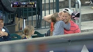 MIL@NYM: A young Mets fan hugs dad for catching ball
