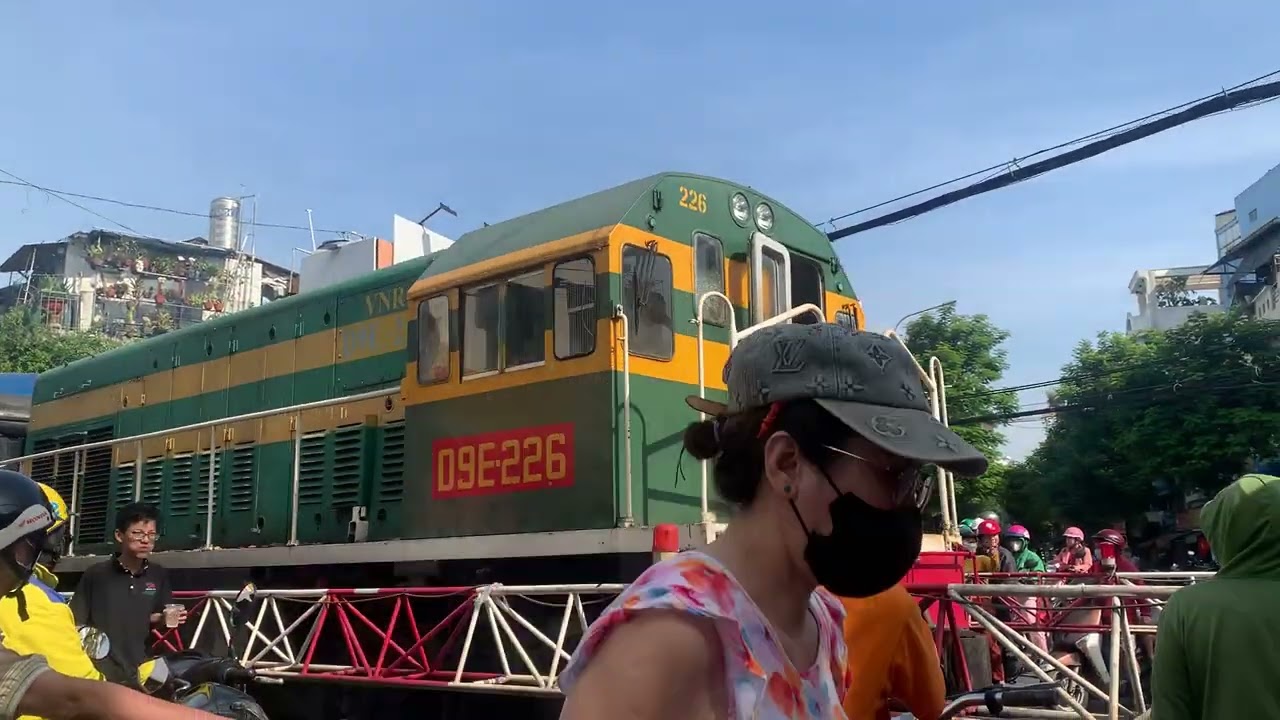 Chắn tàu Đỗ Thị Lời có rất nhiều tàu hoả chạy qua(phần 4)